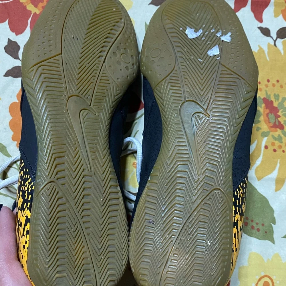 EUC Nike Bombax IC 826485 002 Indoor Soccer Black Yellow‎ Men's SIZE 7.